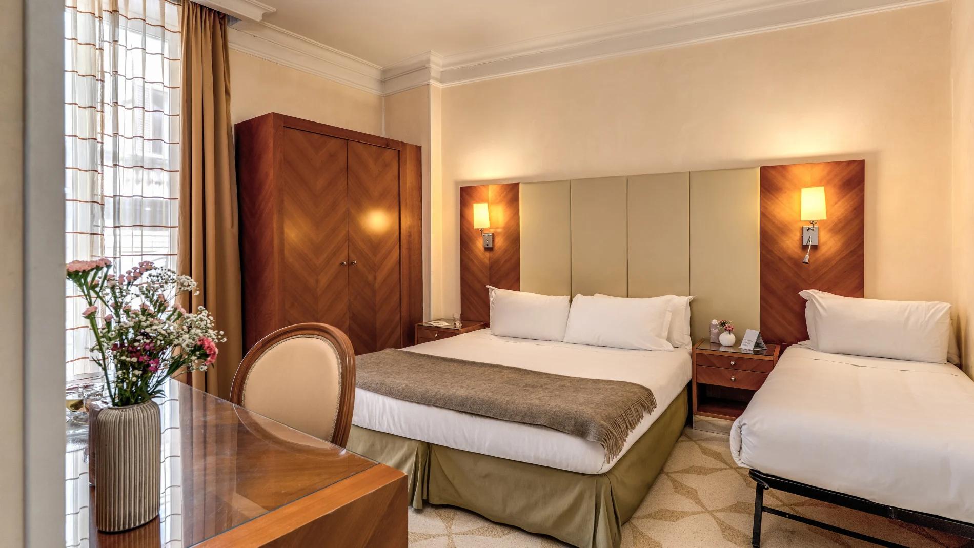 Camera tripla elegante con letto matrimoniale e singolo, arredi in legno, luce naturale vicino Teatro dell’Opera Roma - Depandance Opera, BZAR hotels a Roma
