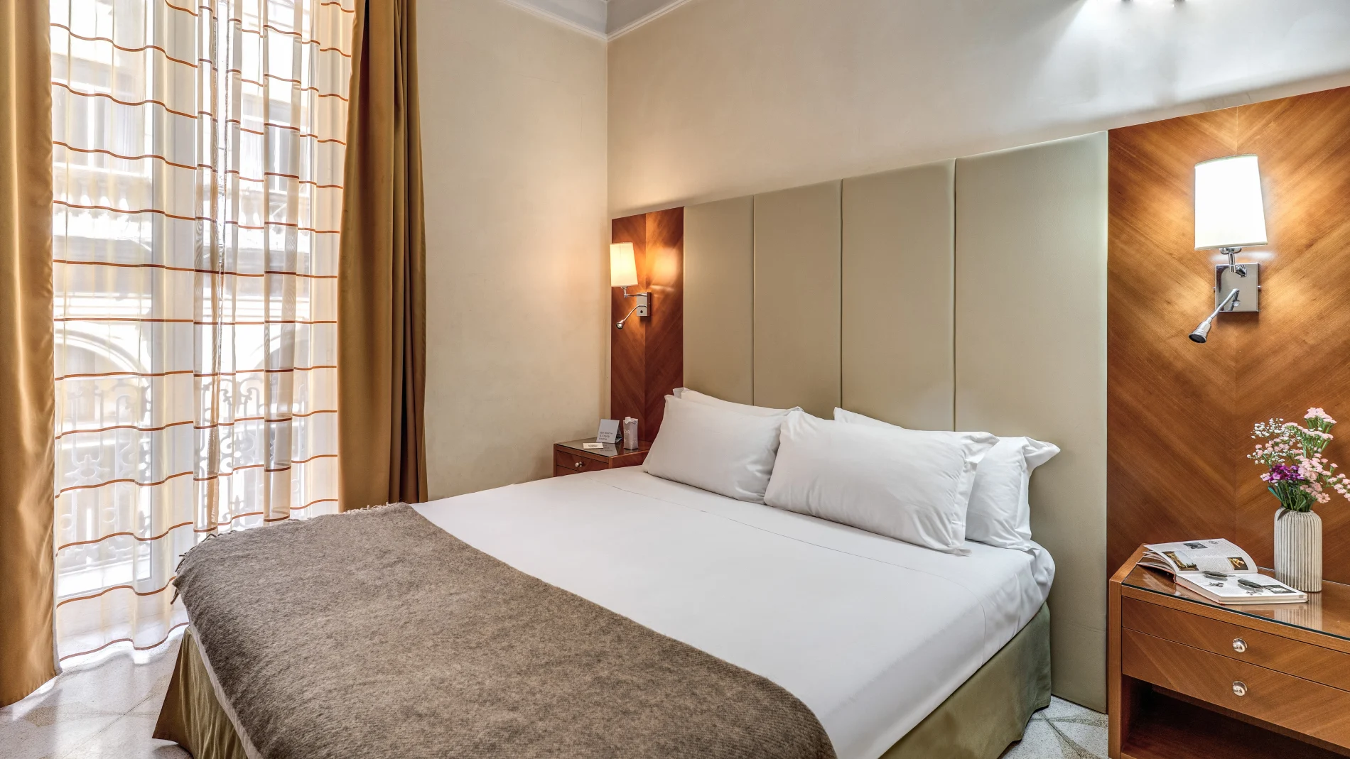 Camera matrimoniale luminosa con finestra e tende, arredi raffinati e dettagli moderni vicino Teatro dell’Opera Roma - Depandance Opera, BZAR hotels a Roma
