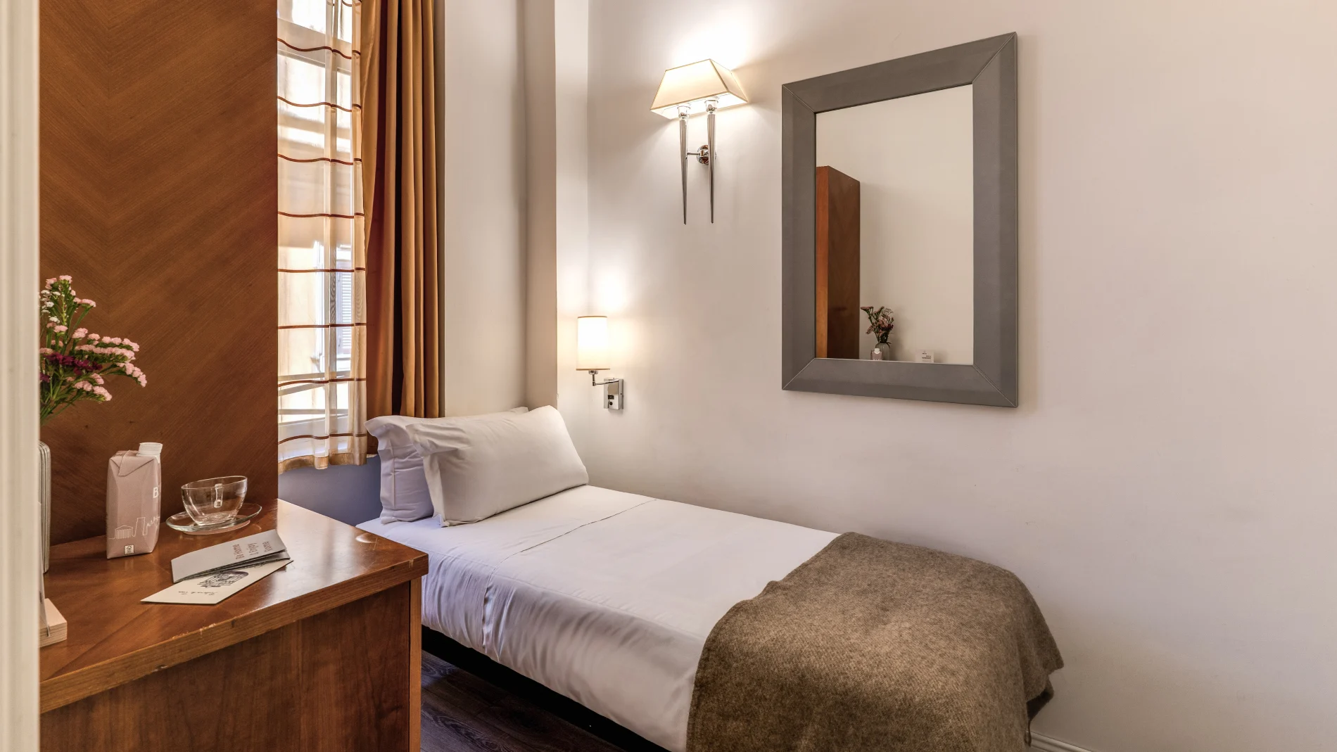 Camera singola accogliente con letto semplice, scrivania e illuminazione calda nel centro vicino Teatro dell’Opera Roma - Depandance Opera, BZAR hotels a Roma