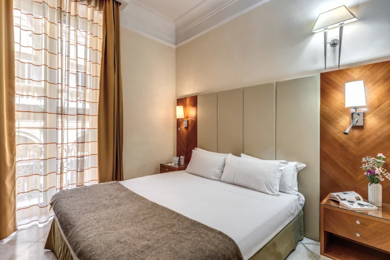 Camera matrimoniale luminosa con ampia finestra, letto king size e arredi eleganti vicino Teatro dell’Opera Roma - Depandance Opera, BZAR hotels a Roma