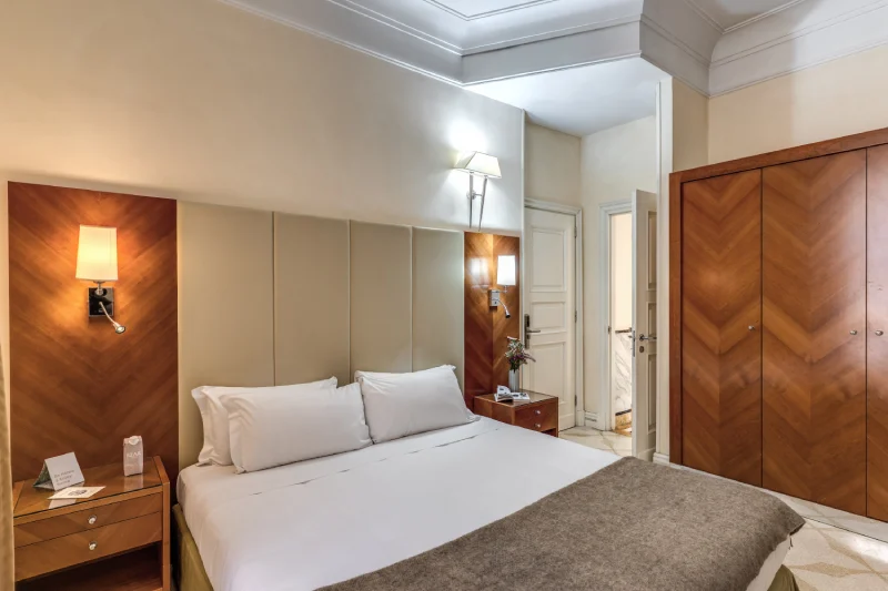 Camera matrimoniale spaziosa con armadio in legno e accesso al bagno privato vicino Teatro dell’Opera Roma - Depandance Opera, BZAR hotels a Roma