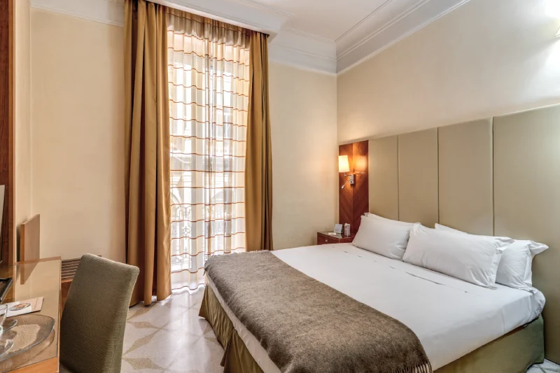 Camera matrimoniale con luce naturale, tende eleganti e letto ampio in zona centrale vicino Teatro dell’Opera Roma - Depandance Opera, BZAR hotels a Roma