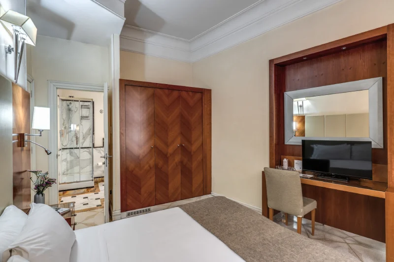Camera matrimoniale con TV, scrivania e armadio in legno con bagno privato vicino Teatro dell’Opera Roma - Depandance Opera, BZAR hotels a Roma