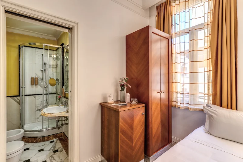 Camera singola con bagno privato, finestra e arredi in legno in posizione centrale vicino Teatro dell’Opera Roma - Depandance Opera, BZAR hotels a Roma