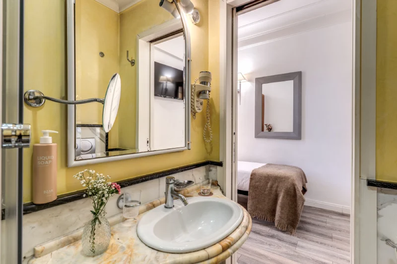 Bagno privato con lavabo in marmo, specchio e vista sulla camera singola vicino Teatro dell’Opera Roma - Depandance Opera, BZAR hotels a Roma