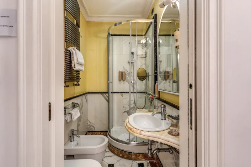 Bagno con doccia angolare, bidet e dettagli in marmo in struttura vicino Teatro dell’Opera Roma - Depandance Opera, BZAR hotels a Roma