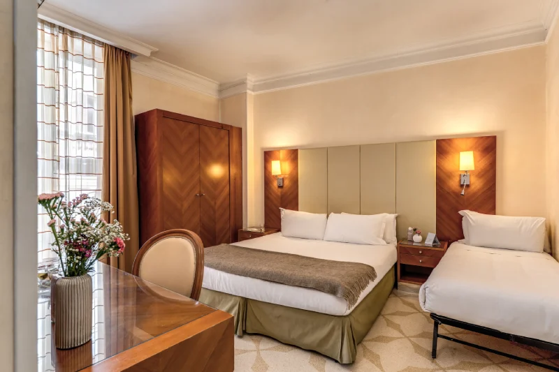 Camera tripla con letto matrimoniale e singolo, armadio in legno e scrivania, luce naturale vicino Teatro dell’Opera Roma - Depandance Opera, BZAR hotels a Roma