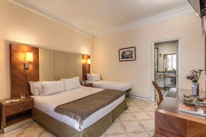 Camera tripla con letto matrimoniale e letto singolo, ingresso bagno privato e scrivania in centro vicino Teatro dell’Opera Roma - Depandance Opera, BZAR hotels a Roma