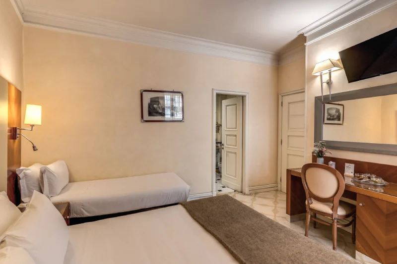 Camera tripla con due letti singoli e letto matrimoniale, TV a parete e zona scrivania vicino Teatro dell’Opera Roma - Depandance Opera, BZAR hotels a Roma