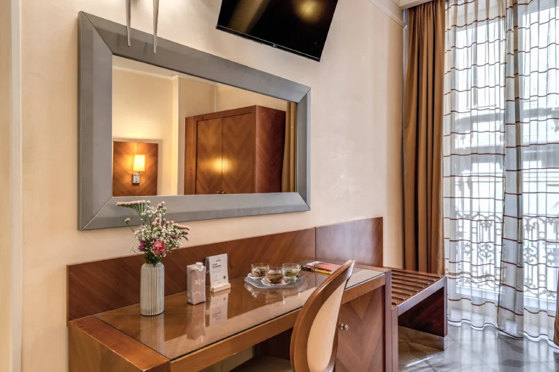 Scrivania con grande specchio, TV e omaggi di benvenuto, finestra luminosa vicino Teatro dell’Opera Roma - Depandance Opera, BZAR hotels a Roma