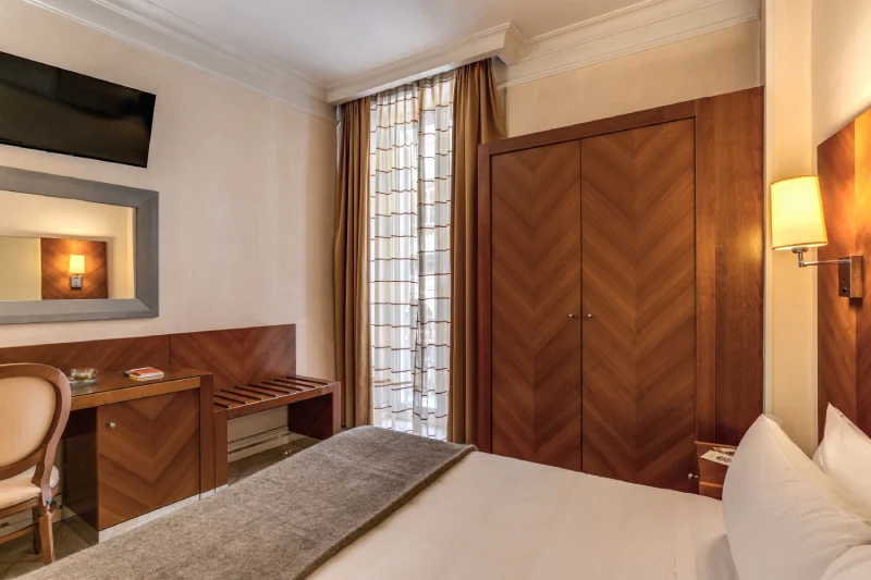 Camera tripla con armadio in legno, portavaligie e finestra con tende, letto ampio vicino Teatro dell’Opera Roma - Depandance Opera, BZAR hotels a Roma