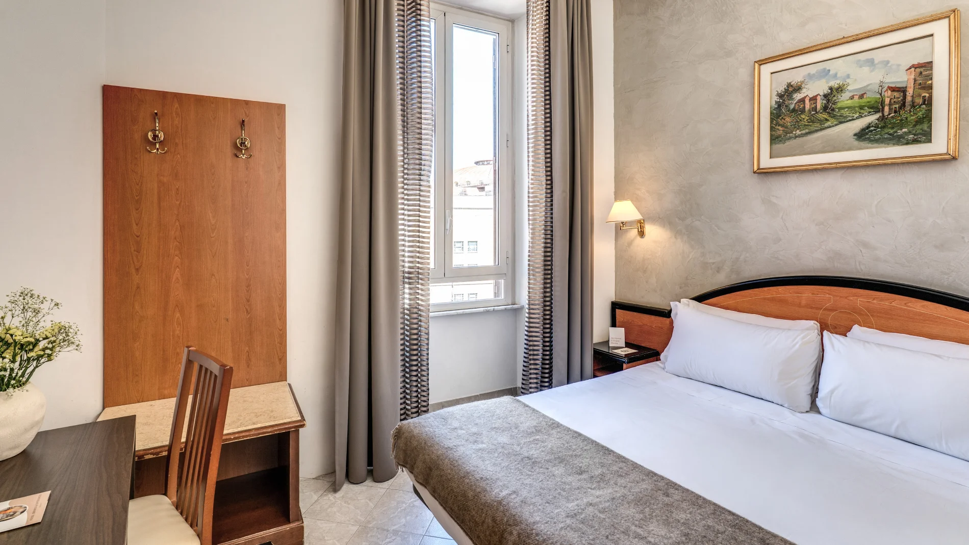 Camera matrimoniale luminosa con letto king, scrivania e finestra nel centro di Roma vicino al Teatro dell’Opera - Hotel Sonya, BZAR hotels a Roma