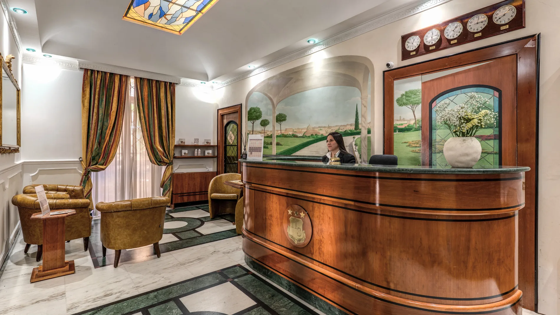 Reception accogliente con area lounge e banco in legno nel cuore di Roma vicino al Teatro dell’Opera - Hotel Sonya, BZAR hotels a Roma