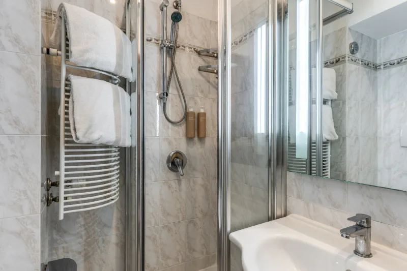 Dettaglio doccia con box in vetro, soffione e set cortesia, bagno curato in struttura nel centro di Roma zona Teatro dell'Opera - Hotel Sonya, BZAR hotels a Roma
