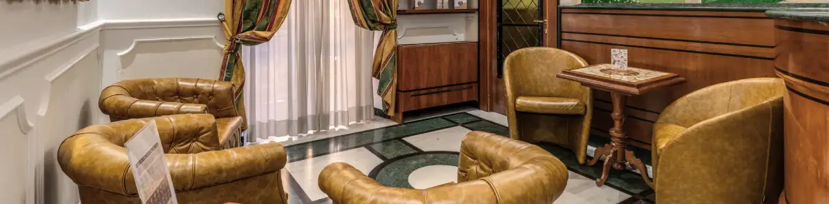 Area relax con poltrone in pelle e tavolini nell’hotel vicino Teatro dell’Opera di Roma - Hotel Sonya, BZAR hotels a Roma