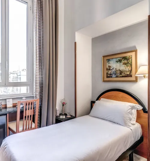 Camera singola luminosa con letto singolo, scrivania e finestra nel centro di Roma vicino al Teatro dell’Opera - Hotel Sonya, BZAR hotels a Roma