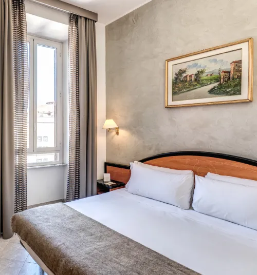 Camera doppia elegante con letto matrimoniale, dettagli classici e finestra nel centro di Roma vicino Teatro dell’Opera - Hotel Sonya, BZAR hotels a Roma