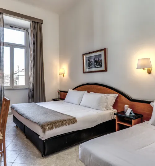 Camera tripla spaziosa con letto matrimoniale e singolo, luminosa nel centro di Roma vicino al Teatro dell’Opera - Hotel Sonya, BZAR hotels a Roma