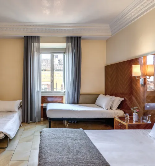 Camera quadrupla ampia con più letti e arredi moderni nel centro di Roma vicino al Teatro dell’Opera - Hotel Sonya, BZAR hotels a Roma