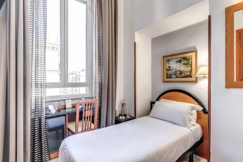 Camera singola luminosa con letto, scrivania e finestra nel centro di Roma vicino al Teatro dell’Opera - Hotel Sonya, BZAR hotels a Roma