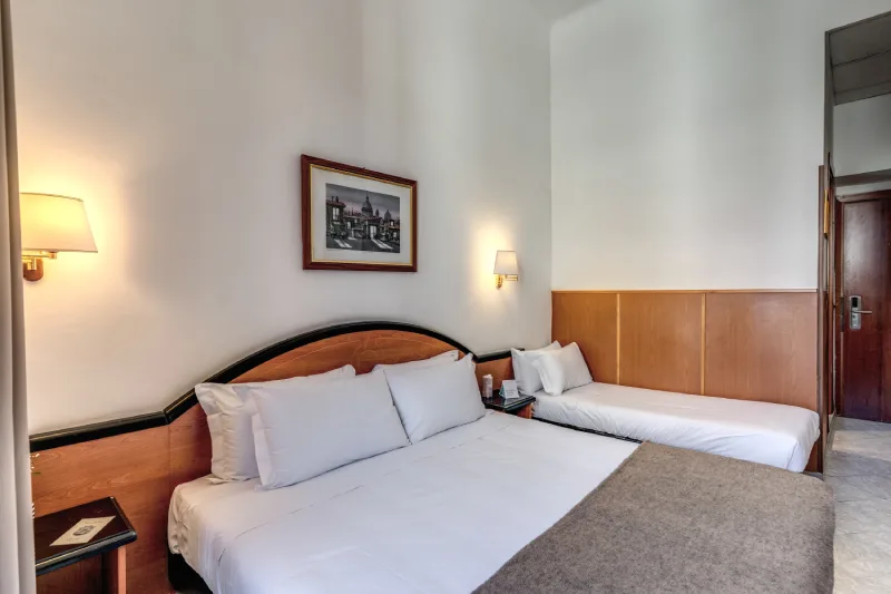 Letto matrimoniale con luci a parete e letto singolo, atmosfera tranquilla in Roma centro vicino al Teatro dell’Opera - Hotel Sonya, BZAR hotels a Roma