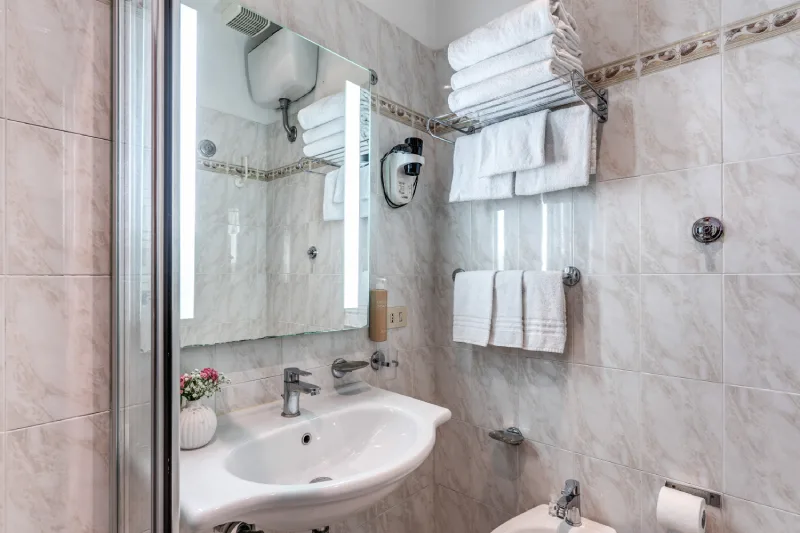 Bagno privato con lavabo, specchio illuminato e asciugamani, comfort moderno nel centro di Roma zona Teatro dell’Opera - Hotel Sonya, BZAR hotels a Roma